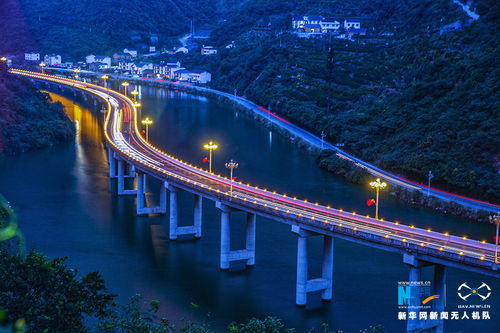 航拍兴山峡谷水上公路 路景相融 如画廊